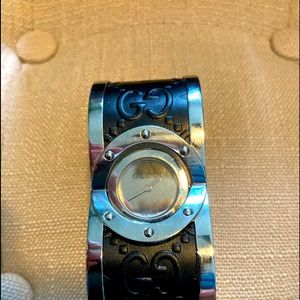 Gucci Women’s Twirl Black Leather Watch